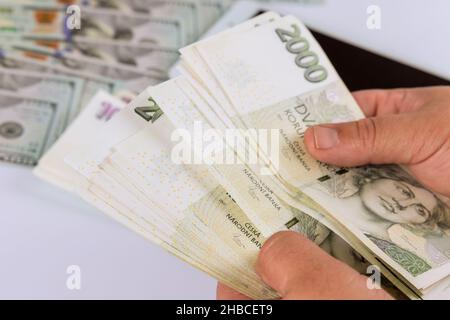 Tschechische Krone Banknoten im Mann zählen Geld Papier Banknote Stockfoto