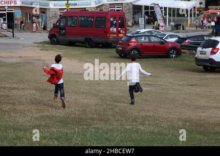 Weymouth Dorset UK 07 30 2018 2 Jungen laufen bergab zu einer Messe in Weymouth, Großbritannien Stockfoto