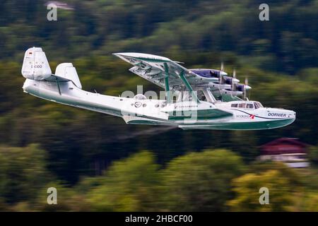 Sankt Wolfgang, Österreich - 5. Juli 2014: Oldtimer-Passagier-Wasserflugzeug. Der kalte Krieg und die Luftfahrt im Weltkrieg. Airshow-Anzeige. Gealterte kommerzielle amphibische Luft Stockfoto