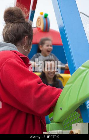 Weymouth Dorset UK 07 30 2018 zwei Mädchen genießen eine faire Fahrt in Großbritannien Stockfoto