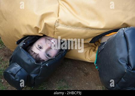 Ein zwölfjähriger Junge in einem Pfadfinderlager in einem Sumo-Wreslting-Anzug Stockfoto