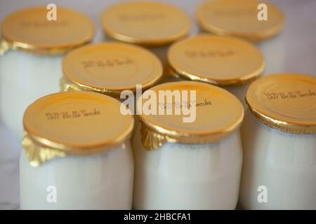 Natürlicher Vollmilch-Industriejoghurt in Glastöpfen mit dem Verfallsdatum Stockfoto