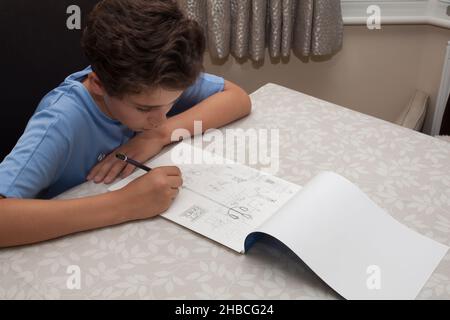 Ein Teenager, der ein Bild einer Küstenstadt zeichnet, aufgenommen am 13. August 2020 in Wool, Dorset, Großbritannien Stockfoto