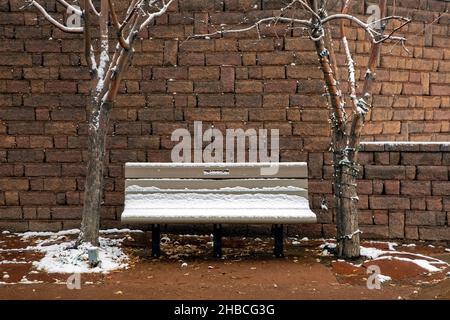 Schneebedeckte Parkbank auf dem Clear Creek Trail - Golden, Colorado, USA Stockfoto