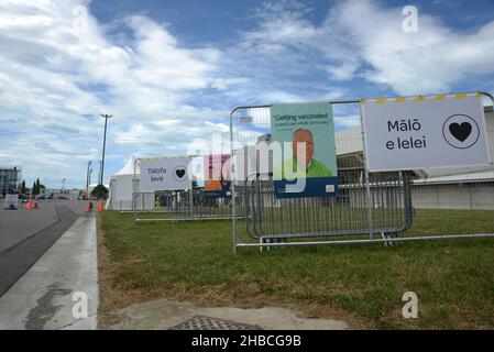 Schilder ermutigen Menschen, insbesondere die pazifischen Inselbewohner, am 23. November 2021 an einer Covid-19-Impfklinik auf dem Addington Raceway, Christchurch, Neuseeland, teilzunehmen Stockfoto