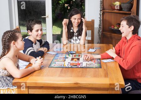 Witney, Oxfordshire, UK 06 16 2020 EINE Frau, die das Buch Wonder von J R Palacio liest Stockfoto