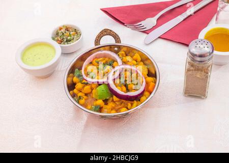 Chana Masala ist ein typisches Gericht der nordindischen Küche, dessen Hauptzutat Kichererbsen ist. Es ist ein sehr würziges Gericht mit einem ziemlich sauren Zitronengeschmack. I Stockfoto