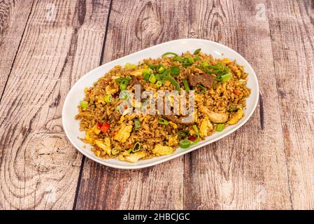 Arroz chaufa oder arroz de chaufa ist ein gebratenes Gericht auf Reisbasis, das in Peru konsumiert wird. Es ist Teil des chinesisch-peruanischen gastronomischen Stils, bekannt als Stockfoto