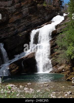 Nahaufnahme der Cameron Falls, die im Sommer über felsige Klippen am Rande des Waterton Village im Waterton Lakes National Park, Alberta, Kanada, strömen. Stockfoto