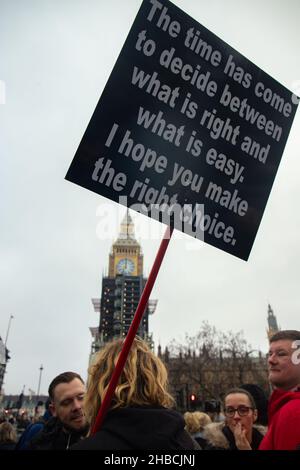 London, England, Großbritannien 18. Dezember 2021Thousands märz durch das West End von London aus Protest gegen weitere Sperren, Impfungen und die Einführung von covid Pässen. Am Parliament Square gingen die Demonstranten vorbei. Am Marble Arch, Hyde Park Corner, entlang der Oxford Street, entlang der Regent Street zum Trafalgar Square und zurück zum Parliament Square. Kredit: Denise Laura Baker/Alamy Live Nachrichten Stockfoto