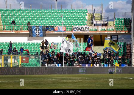 Cosenza, Italien. 18th Dez, 2021. Fans von pisa während Cosenza Calcio vs AC Pisa, Italienische Fußball-Serie B Spiel in Cosenza, Italien, Dezember 18 2021 Kredit: Unabhängige Fotoagentur/Alamy Live News Stockfoto