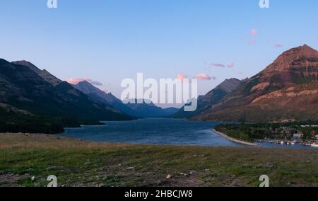 Blick auf Waterton Village, Waterton Lake, die kanadischen Rockies und Rocky Mountains von einer Klippe vor dem Prince of Wales Hotel. Fotografiert Stockfoto