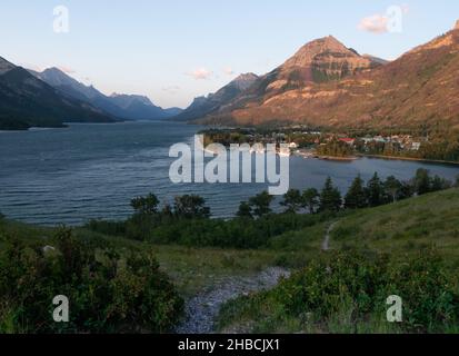 Weg zum Watertons Lake und Blick auf die Stadt Waterton, den Waterton Lake, die kanadischen Rockies und die Rocky Mountains von einer Klippe aus. Stockfoto