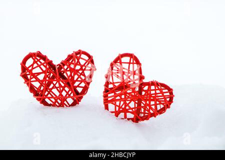 Rotes Holzherz aus Zweigen auf weißem Hintergrund. Umweltfreundlicher Valentinstag. Nachhaltiger Lebensstil. Stockfoto