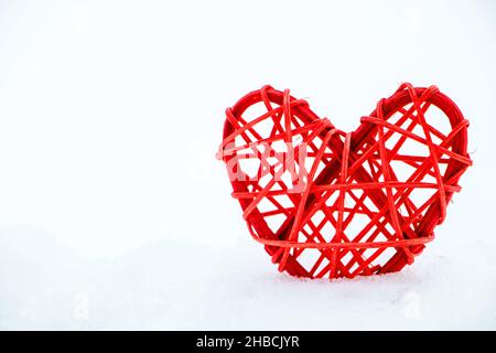 Rotes Holzherz aus Zweigen auf weißem Hintergrund. Umweltfreundlicher Valentinstag. Nachhaltiger Lebensstil. Stockfoto