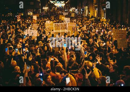 Barcelona, Spanien. 18th Dez 2021. Tausende von Demonstranten zünden ihre Handys während einer Kundgebung gegen die Beschränkungen aufgrund der anhaltenden Coronavirus-Pandemie an und fordern die Rückkehr der Freiheit. Quelle: Matthias Oesterle/Alamy Live News Stockfoto