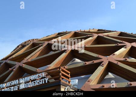 Mailand, Italien - 20. Oktober 2015: Nahaufnahme des ovalen, geeinten Daches und der Wände aus Holzbalken des malaysischen Pavillons. Stockfoto