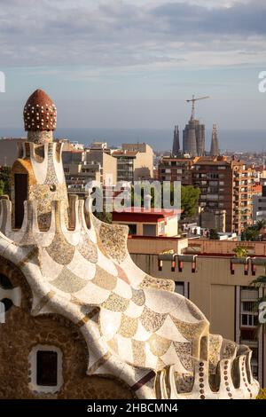 Wunderschöne Aussicht auf den Park Güell mit der Skyline der Stadt dahinter Stockfoto