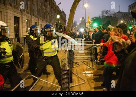 London, Großbritannien. 18th Dez 2021. Während der Demonstration kollidieren Anti-Lockdown-Demonstranten mit Polizeibeamten in whitehall. Tausende von Demonstranten gegen die Covid-19-Beschränkungen haben sich in Westminster versammelt, als einige mit der Polizei zusammenprallten. (Foto: Thabo Jaiyesimi/SOPA Images/Sipa USA) Quelle: SIPA USA/Alamy Live News Stockfoto