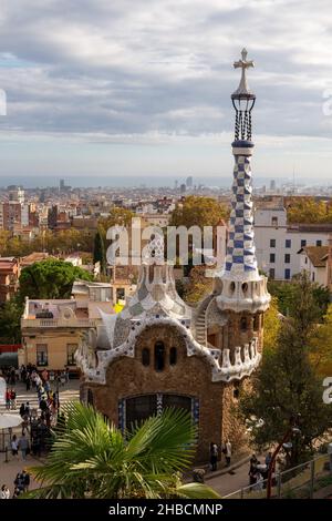 Wunderschöne Aussicht auf den Park Güell mit der Skyline der Stadt dahinter Stockfoto