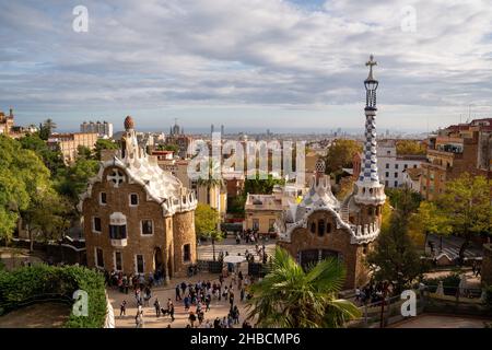 BARCELONE, SPANIEN - 13. Nov 2021: Eine wunderschöne Aussicht auf den Park Guell mit der Skyline der Stadt Stockfoto