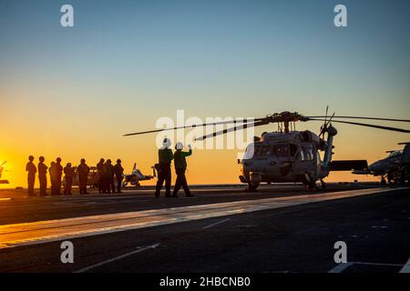 Ein MH-60s Knight Hawk Hubschrauber, der dem Hubschrauber Sea Combat Squadron 5 (HSC 5) zugewiesen wurde, bereitet sich auf den Start vom Flugdeck des Flugzeugträgers USS George H. W. Bush (CVN 77) vor. GHWB bietet der nationalen Kommandobehörde flexible, anpassungsfähige Kriegskampfkapazitäten durch die Trägerstreikgruppe, die maritime Stabilität und Sicherheit aufrechterhält, um den Zugang zu gewährleisten, Aggressionen abzuschrecken und die Interessen der USA, der Alliierten und der Partner zu verteidigen. (USA Navy Foto von Mass Communication Specialist 3rd Class Brandon Roberson) Stockfoto