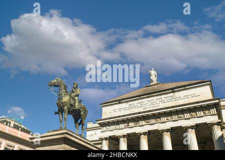 Reiterstatue von Giuseppe Garibaldi und Spitze des Carlo Felice Theaters mit der "Genius of Harmony" Statue auf der Oberseite, Genua, Ligurien, Italien Stockfoto