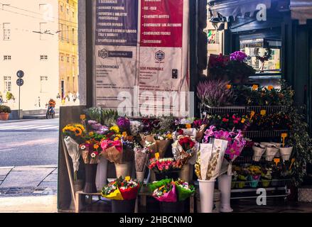 Ein Blumenstand mit bunten Blumensträußen und blühenden Topfpflanzen auf der Piazza De Ferrari, dem Hauptplatz von Genua, Ligurien, Italien Stockfoto