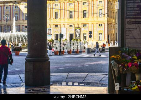 Blick auf die Piazza De Ferrari von der Kolonnade mit dem Brunnen, Palazzo Ducale und einem Blumenstand im Vordergrund, Genua, Ligurien, Italien Stockfoto