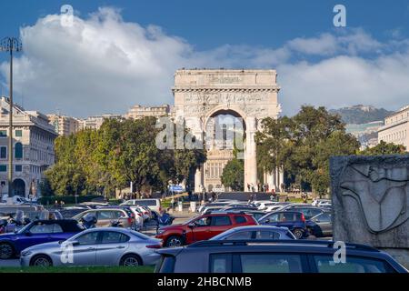 Arco della Vittoria (Siegessbogen) auf der Piazza della Vittoria, Gedenkbogen, der den Genoesen gewidmet ist, die während des Ersten Weltkriegs, Genua, Ligurien, Italien, starben Stockfoto