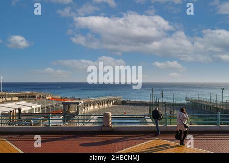 Blick auf die Strandpromenade von Corso Italia, im Viertel Albaro, mit dem leeren ausgestatteten Strand im Herbst, Genua, Ligurien, Italien Stockfoto