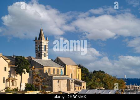 Blick auf die mittelalterliche Abtei von San Giuliano an der Küste des Viertels Albaro an einem sonnigen Tag, Genua, Ligurien, Italien Stockfoto