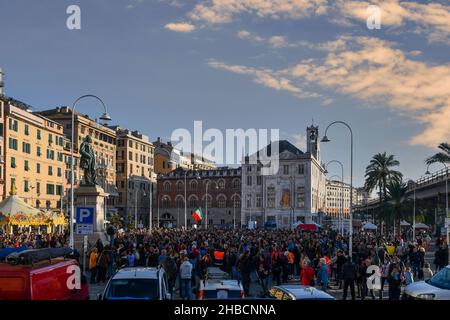 Genua, Ligurien, Italien - 10 23 2021: Menschenmenge bei einer Protestkundgebung ohne Green Pass auf der Piazza Caricamento mit dem Palazzo San Giorgio im Hintergrund Stockfoto