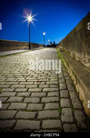 Penwortham Old Bridge mit Kopfsteinpflaster und viktorianischer Beleuchtung. Stockfoto