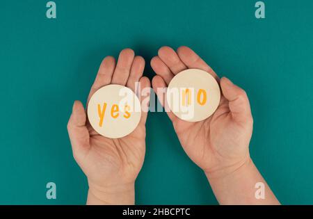 Die Worte ja und nein stehen auf runden Schildern, Kommunikationssymbol, Entscheidungsfindung, Geschäftskonzept, Minimalismus Stockfoto