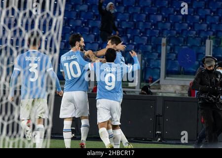 Rom, Italien. 17th. Dezember 2021. Francesco Acerbi von der SS Lazio feiert nach dem Tor während der italienischen Serie Ein Fußballspiel zwischen der SS Lazio und Genua FC im Olympiastadion. Kredit: Cosimo Martemucci / Alamy Live Nachrichten Stockfoto