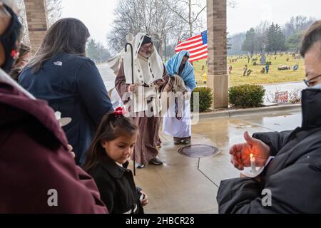 BrownsTown, Michigan, USA. 18th Dez 2021. Las Posadas wird auf dem Katholischen Friedhof der Muttergottes der Hoffnung gefeiert. Die Veranstaltung findet vor Weihnachten in lateinamerikanischen Ländern und in hispanischen Gemeinden in den Vereinigten Staaten statt. Es erinnert an den Weg, den Joseph und Maria von Nazareth nach Bethlehem gemacht haben, wo Jesus geboren wurde. Kredit: Jim West/Alamy Live Nachrichten Stockfoto