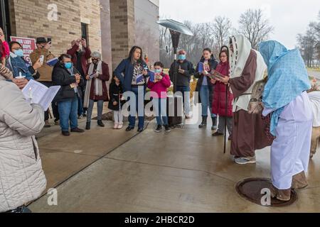 BrownsTown, Michigan, USA. 18th Dez 2021. Las Posadas wird auf dem Katholischen Friedhof der Muttergottes der Hoffnung gefeiert. Die Veranstaltung findet vor Weihnachten in lateinamerikanischen Ländern und in hispanischen Gemeinden in den Vereinigten Staaten statt. Es erinnert an den Weg, den Joseph und Maria von Nazareth nach Bethlehem gemacht haben, wo Jesus geboren wurde. Kredit: Jim West/Alamy Live Nachrichten Stockfoto