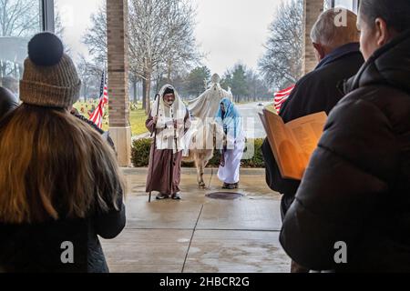 BrownsTown, Michigan, USA. 18th Dez 2021. Las Posadas wird auf dem Katholischen Friedhof der Muttergottes der Hoffnung gefeiert. Die Veranstaltung findet vor Weihnachten in lateinamerikanischen Ländern und in hispanischen Gemeinden in den Vereinigten Staaten statt. Es erinnert an den Weg, den Joseph und Maria von Nazareth nach Bethlehem gemacht haben, wo Jesus geboren wurde. Kredit: Jim West/Alamy Live Nachrichten Stockfoto