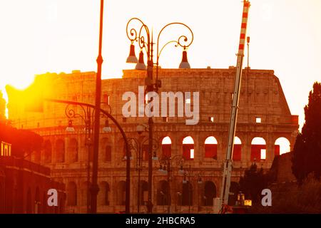 Sonnenaufgang über dem Kolosseum in Rom . Rekonstruktion der antiken Architektur Stockfoto