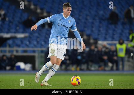 Rom, Italien. 17th Dez 2021. Toma Baši? Der SS LAZIO während der 18th Tage der Serie A Meisterschaft zwischen S.S. Lazio gegen Genua FC am 17. Dezember 2021 im Stadio Olimpico in Rom, Italien. (Foto von Domenico Cippitelli/Pacific Press) Quelle: Pacific Press Media Production Corp./Alamy Live News Stockfoto