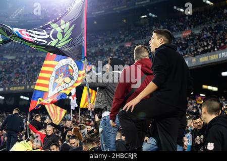 Barcelona, Spanien. 18th Dez 2021. Unterstützer beim La Liga Spiel zwischen FC Barcelona und Elche im Camp Nou Stadion in Barcelona, Spanien. Quelle: Christian Bertrand/Alamy Live News Stockfoto