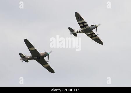 Ein Spitfire VB (AB910) und ein IIC (PZ865) vom „Battle of Britain Memorial Flight“ (BBMF) der Royal Air Force, der über East Fortune zeigt. Stockfoto