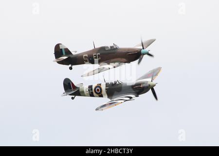 Ein Spitfire VB (AB910) und ein IIC (PZ865) vom „Battle of Britain Memorial Flight“ (BBMF) der Royal Air Force, der über East Fortune zeigt. Stockfoto