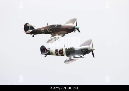 Ein Spitfire VB (AB910) und ein IIC (PZ865) vom „Battle of Britain Memorial Flight“ (BBMF) der Royal Air Force, der über East Fortune zeigt. Stockfoto