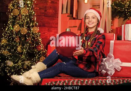 Weihnachtsstimmung. Einrichtungsgeschäft. Lieblingsfarbe. Weihnachtskonzept. Kind fancy santa genießen Feier Neujahr. Roter Stil. Verbreiten Sie Liebe. Winterurlaub Stockfoto