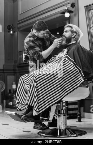 Sagen Sie ja zu neuen Dingen. Friseur professionellen Meister. Neue Frisur. Mann bekommen trendigen Haarschnitt. Modische Frisur für echte Männer. Schönheit und Mode Stockfoto
