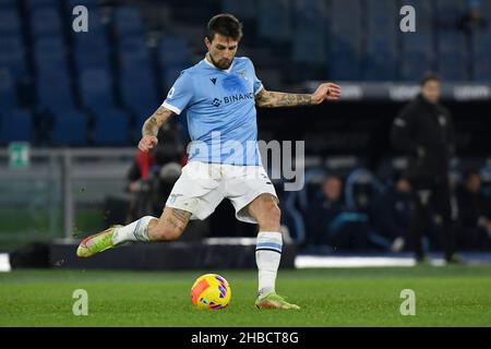 Rom, Italien. 17th Dez 2021. Francesco Acerbi von SS LAZIO während des 18th. Tages der Serie A Meisterschaft zwischen S.S. Lazio gegen Genua FC am 17. Dezember 2021 im Stadio Olimpico in Rom, Italien. (Bild: © Domenico Cippitelli/Pacific Press via ZUMA Press Wire) Stockfoto