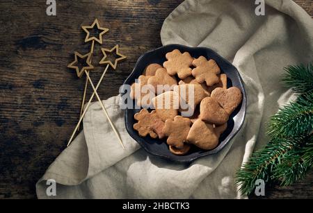 Teller mit frisch gebackenen Lebkuchenkeksen, Draufsicht Stockfoto