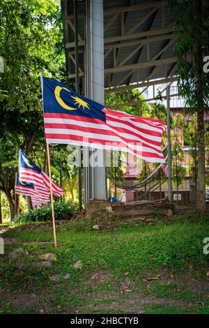 Malaysische Flaggen, die als Jalur Gemilang bekannt sind, winken auf der Straße wegen der Feier zum Unabhängigkeitstag oder dem Merdeka-Tag. Stockfoto